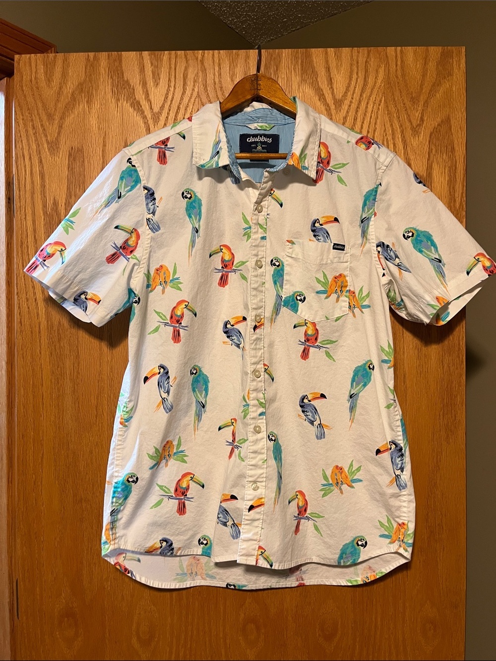 chubbies White Short-Sleeve Button-Down Shirt with Multicolor Parrot Print